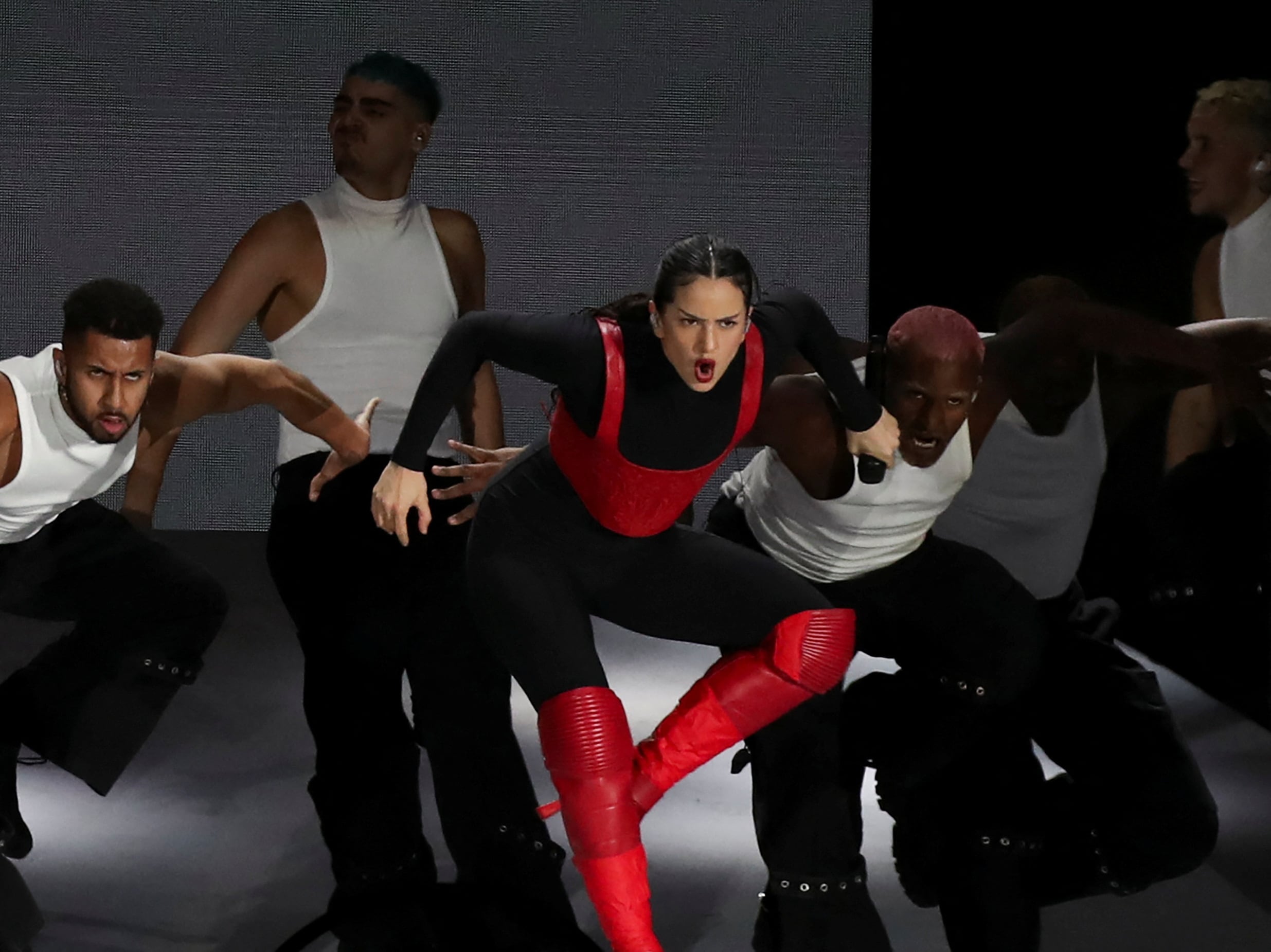 Rosalía apuesta por un escenario minimalista, potenciado por pantallas LED de alta resolución y cámaras de cine en vivo. (Foto: REUTERS/Henry Romero)