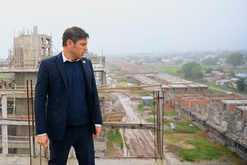 Kicillof recorriendo las obras de