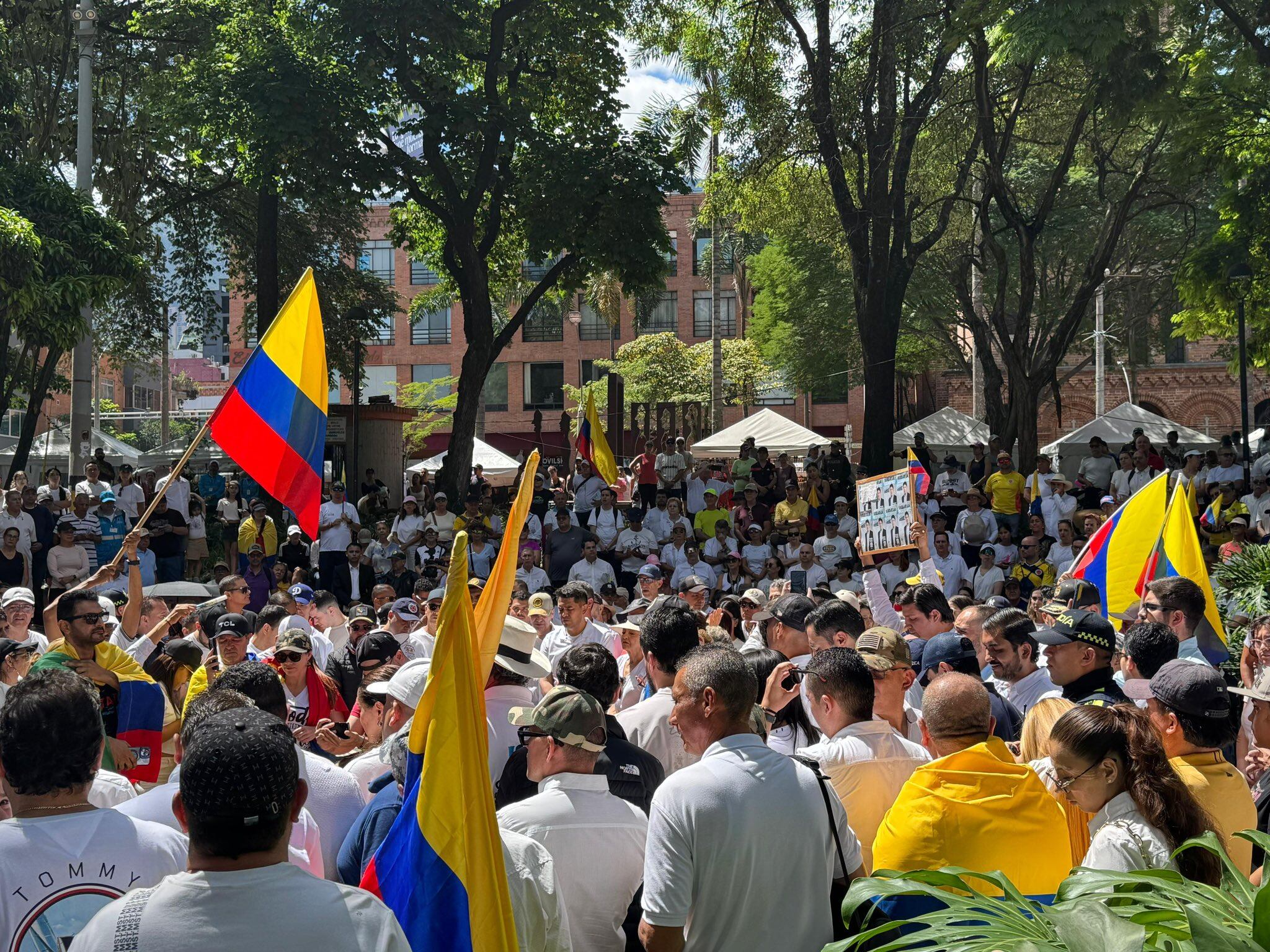 Así se ven los manifestantes en el Parque de El Poblado, en el suroriente de la capital antioqueña - crédito @CeDemocratico/X