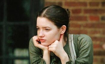 Mary Bennet en la película "Orgullo y Prejuicio". Fue interpretada por la actriz Talulah Riley (2005)