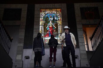 Los visitantes miran un vitral