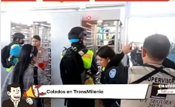 La mujer reaccionó con insultos y reclamos contra los trabajadores del control y lanzó expresiones ofensivas hacia la periodista - crédito Captura video Alerta Bogotá