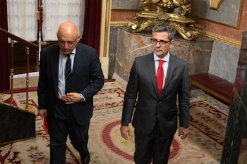 15/09/2026 El ministro de la Presidencia, Justicia y Relaciones con las Cortes, Félix Bolaños (d), a su salida de una sesión plenaria, en el Congreso de los Diputados, a 15 de septiembre de 2026, en Madrid (España). El pleno del Congreso aborda hoy dos proposiciones de ley sobre la Defensa Nacional, de Vox, y sobre la Ley de Vivienda, de Sumar. Además se discutirán proposiciones no de ley relativas a la gestión migratoria en Ceuta y la política exterior sobre Cuba.
POLITICA
Fernando Sánchez - Europa Press
