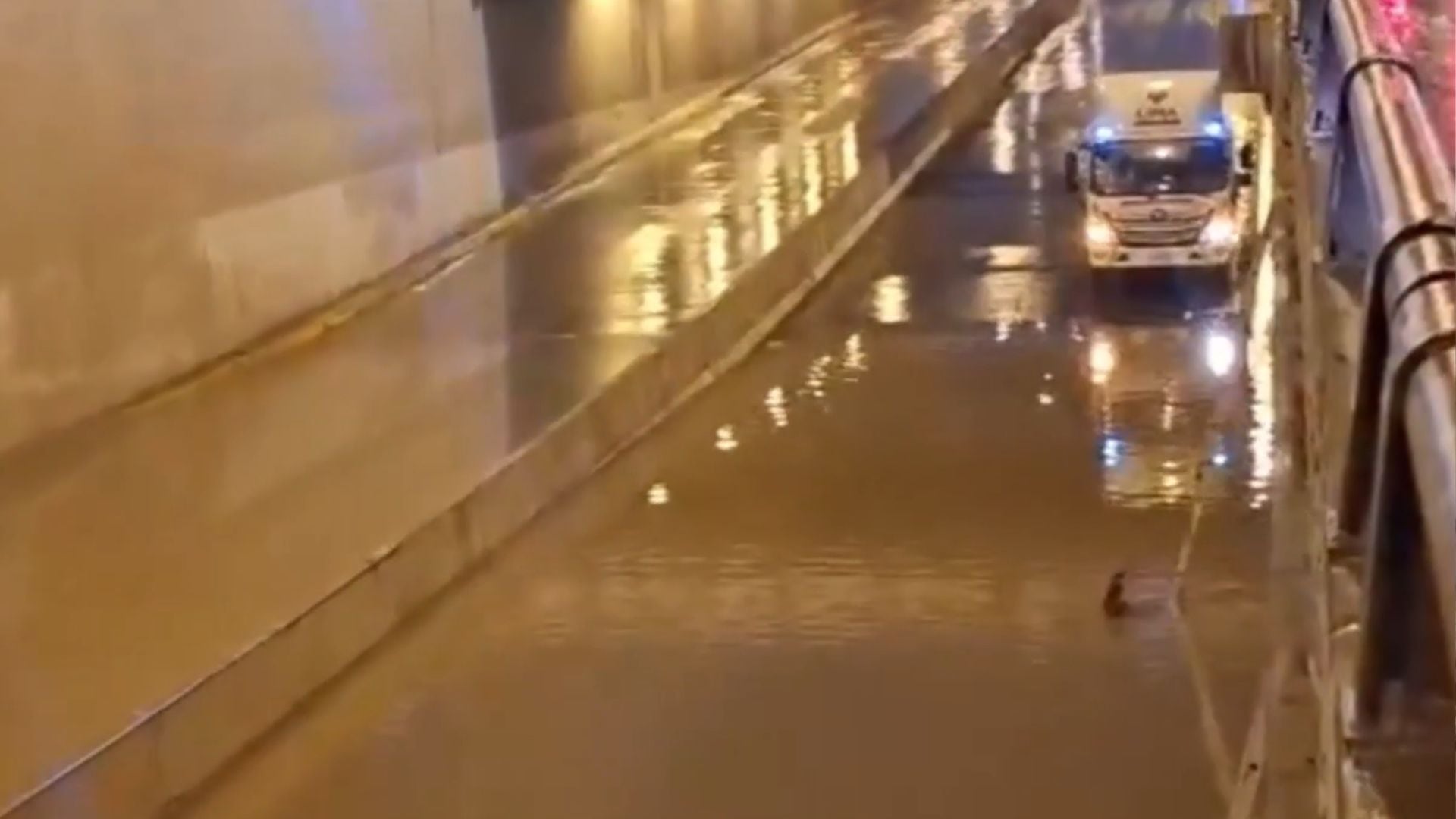 La llovizna inundó un bypass de Villa María del Triunfo y afectó el tránsito durante la noche - Créditos: Captura de pantalla de Exitosa.