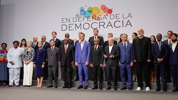 Cumbre por la Democracia defiende la dictadura de Cuba y censura a redes sociales