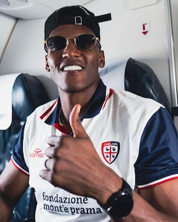 El zaguero colombiano protagonizó episodios previos de provocación ante el delantero Dusan Vlahovic y los aficionados de Juventus - crédito Cagliari