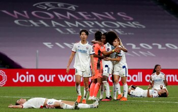 Las jugadoras el Olympique de Lyon celebran la victoria al término de la semifinal de la Liga de Campeones femenina que Paris Saint-Germain y Olympique de Lyon disputaron este miércoles en San Mamés, en Bilbao. EFE/EPA/Villar Lopez