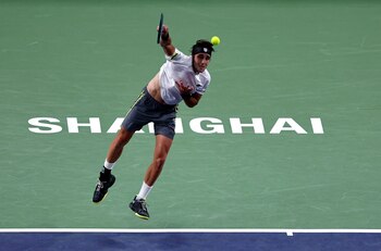 Tomás Etcheverry jugó semanas atrás con el número uno del mundo, Jannik Sinner, en el Masters 1000 de Shanghai (Foto: REUTERS/Tingshu Wang)