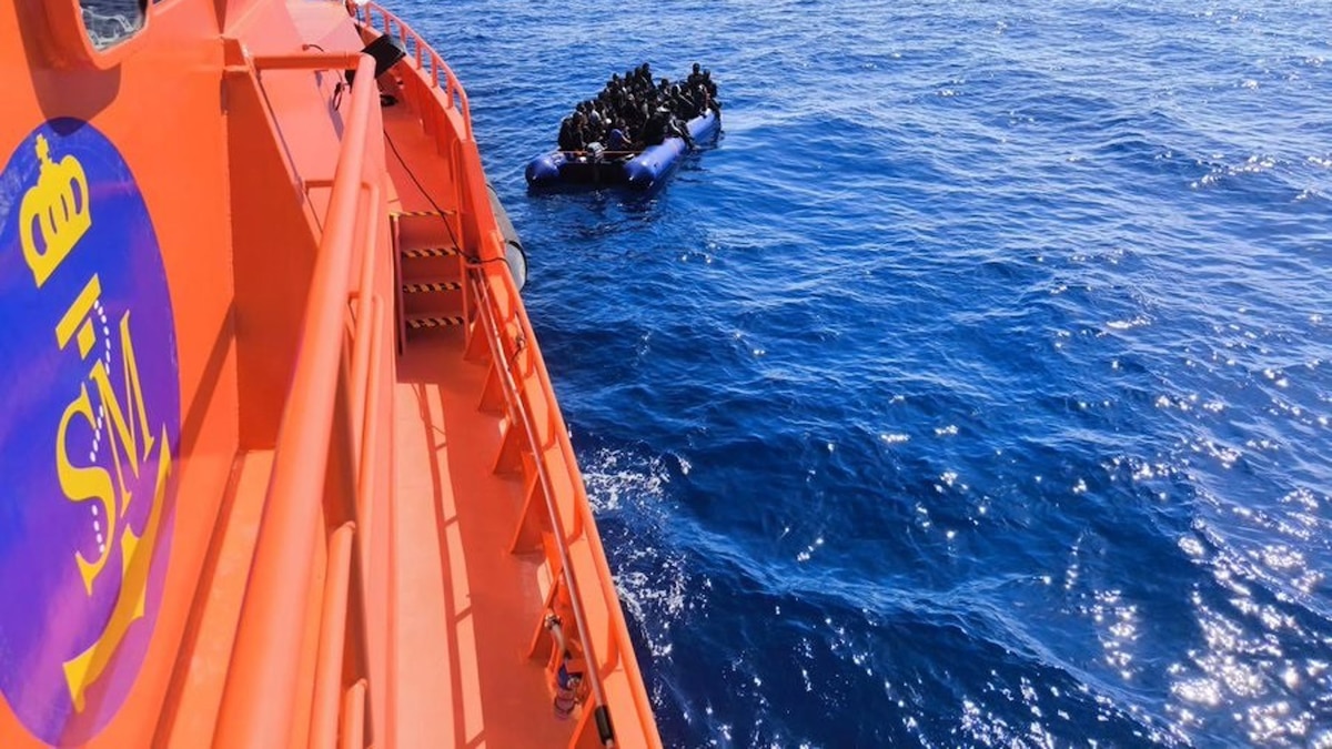 Rescatan una patera con unas 68 personas en aguas próximas a Lanzarote