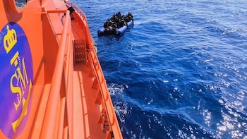 Rescatan una patera con unas 68 personas en aguas próximas a Lanzarote