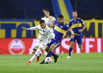 Diego González defiende la pelota