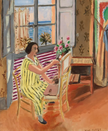 Pintura de Henri Matisse: mujer en vestido amarillo a rayas sentada en una silla, frente a un caballete, junto a ventana al mar y flores. Papel tapiz estampado