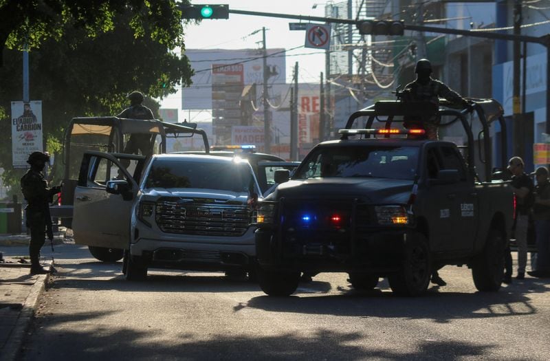Elementos del Ejército mexicano resguardan la zona donde un automóvil quedó dañado tras un enfrentamiento entre grupos armados en Culiacán, Sinaloa, el 9 de septiembre de 2024. Iniciaba la guerra entre Los Chapitos y La Mayiza. (Crédito: Reuters)