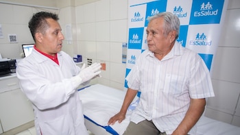 Médicos extirpan quiste renal a