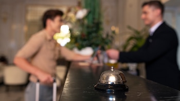 La Justicia revoca la sanción de 45 días sin empleo y sueldo a un recepcionista de hotel que se quedó dormido en su puesto: las faltas estaban prescritas