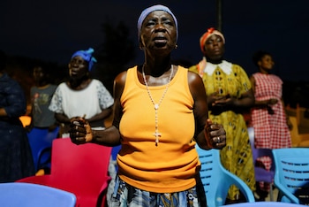 Católicos rezam depois que Leão XIV foi anunciado como o novo Papa na igreja de São João Batista em Cape Coast, Gana, em 8 de maio de 2025. REUTERS/Francis Kokoroko