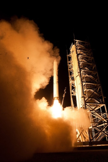 na cámara fija activada por sonido captó esta intrigante imagen de una rana en el aire mientras la nave espacial LADEE de la NASA despegaba de la plataforma 0B en las instalaciones de vuelo Wallops de la NASA, en Virginia, el 7 de septiembre de 2013 | 03:27:00 UT (6 de septiembre de 2013 | 11:27 p. m. EST).