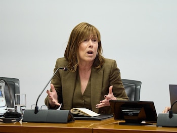 12/05/2026 La expresidenta del Gobierno de Navarra Uxue Barkos comparece ante la Comisión de Investigación sobre adjudicaciones públicas, en el Parlamento de Navarra, a 12 de mayo de 2026, en Pamplona, Navarra (España). La comparecencia de Barkos se centra en los contratos a empresas como Servinabar 2000 y en las conclusiones de la Oficina de Buenas Prácticas y Anticorrupción.
POLITICA
Eduardo Sanz - Europa Press