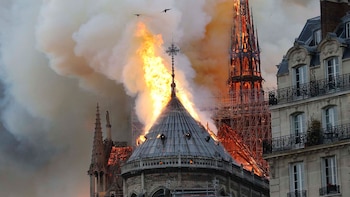 Humo y llamas envuelven la catedral de Notre Dame. Hace siete años Francia y el resto del mundo se conmocionaron por el incendio (AFP)