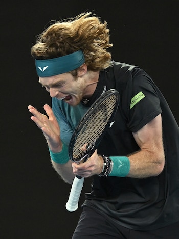El ruso Andrey Rublev celebra su victoria ante el australiano Alex de Minaur durante la cuarta ronda del Abierto de Australia disputado en Melbourne, Australia. EFE/ Lukas Coch