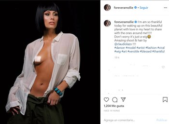 Mollie cubrió su zona íntima