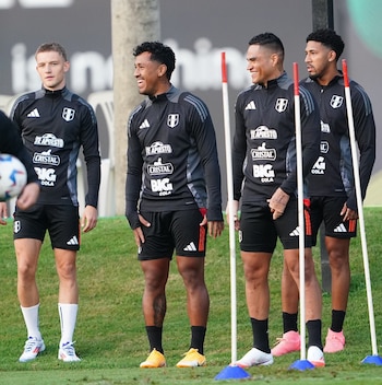 Oliver Sonne, Renato Tapia junto a otros jugadores peruanos que se desempeñan en el extranjero como Anderson Santamaría y Jesús Castillo. - créditos: FPF