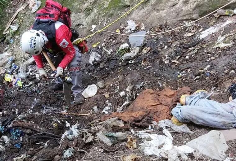El abismo del horror: En este precipicio de 450 metros de profundidad, los rescatistas hallaron restos óseos de la joven tras meses de búsqueda (Foto cortesía Teletica).