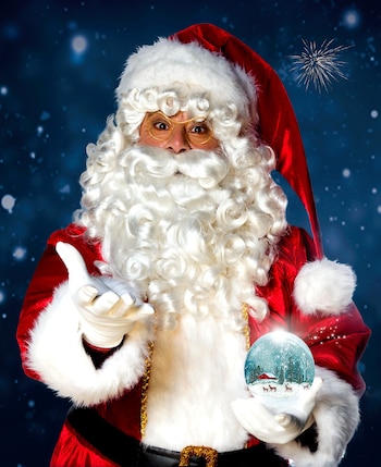 Pichu Straneo vestido de Papá Noel, con traje rojo, barba blanca, bigote y gafas redondas, sosteniendo una esfera de nieve y la palma de su otra mano abierta