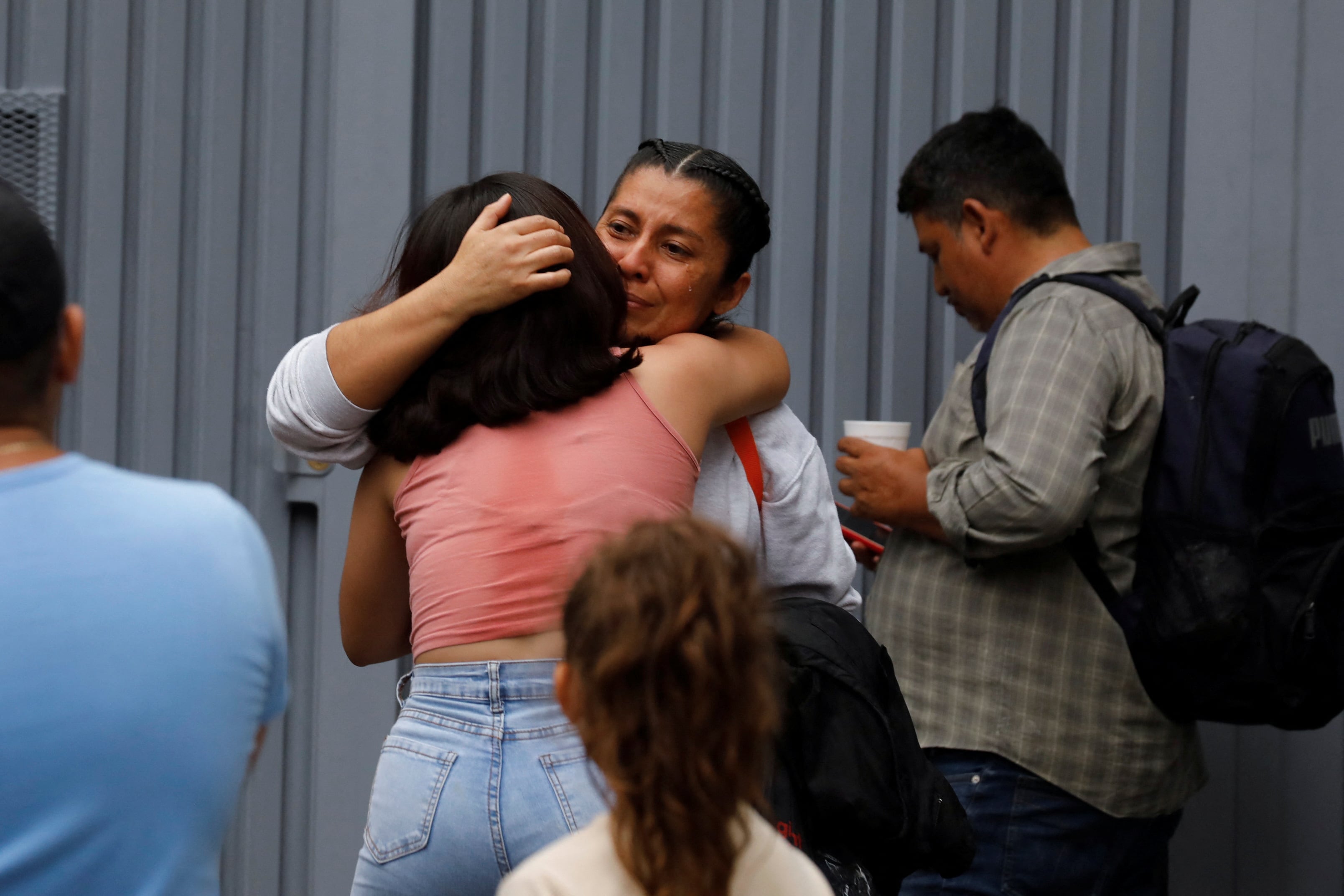 El informe sugiere programas de reintegración que faciliten el acceso a empleo, educación y autonomía económica para las mujeres retornadas. (REUTERS/Jose Cabezas)