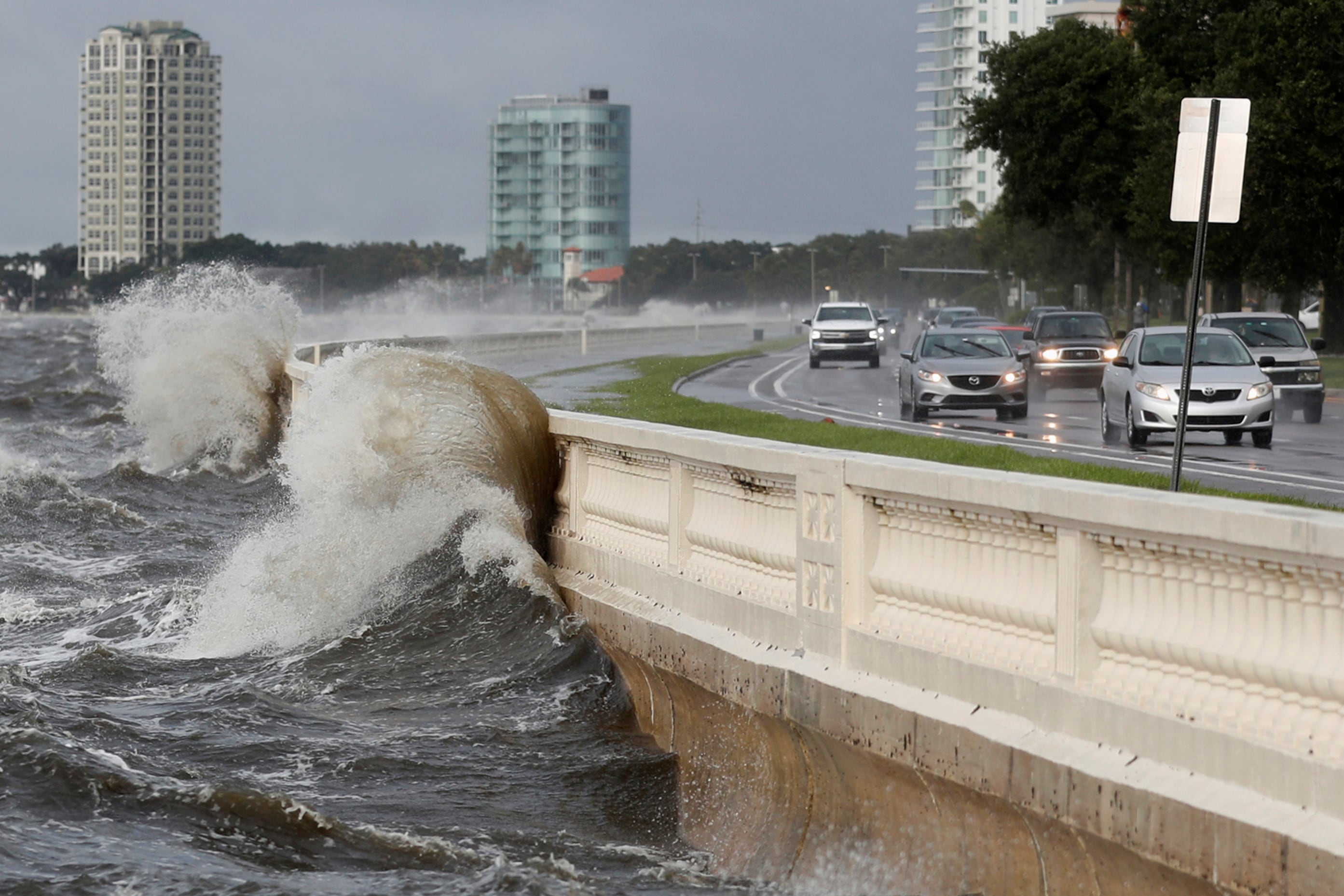 Alerta en las playas del sur de Florida por olas de 3,7 metros