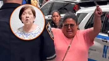 Una mujer vestida de rosa alza el brazo cerca de un vehículo policial junto a un recuadro circular con el rostro de otra mujer.