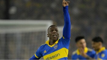 Advíncula celebra uno de sus