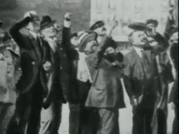 Parisinos mirando el cielo en