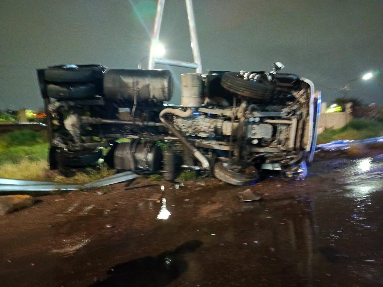 El camionero, identificado como M.Á.S., no presentó lesiones graves pero fue sancionado por infringir la ley de tolerancia cero de alcohol