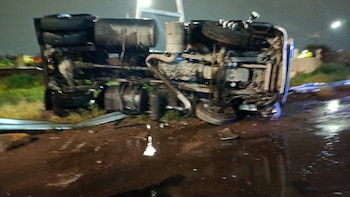 Un camión de gran porte volcó en Mendoza: el conductor dio 1,07 en el test de alcoholemia