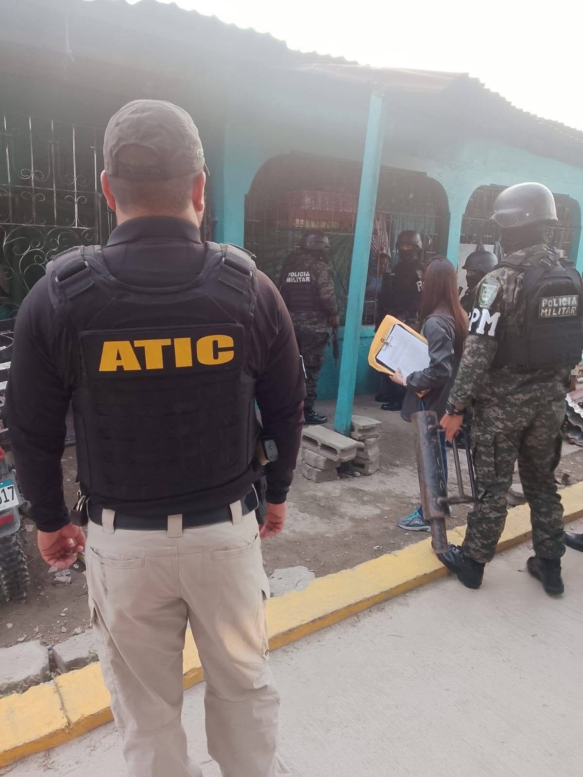 Agentes de la ATIC participan en los allanamientos realizados en diferentes sectores de Copán y Cortés. (Foto: Ministerio Público)