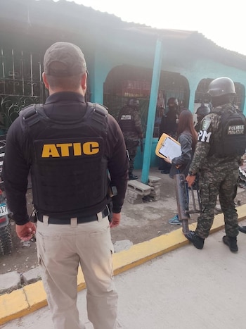 Agentes de la ATIC participan en los allanamientos realizados en diferentes sectores de Copán y Cortés. (Foto: Ministerio Público)