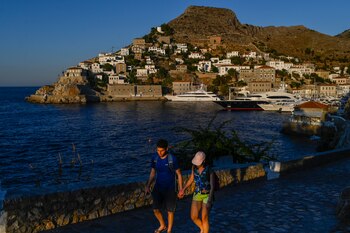 Una pareja se toma de