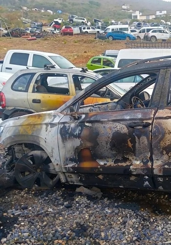 La agresión destruyó tres vehículos y provocó daños materiales, sin causar víctimas.