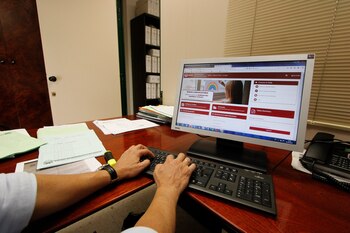 Una factura es correspondencia privada.