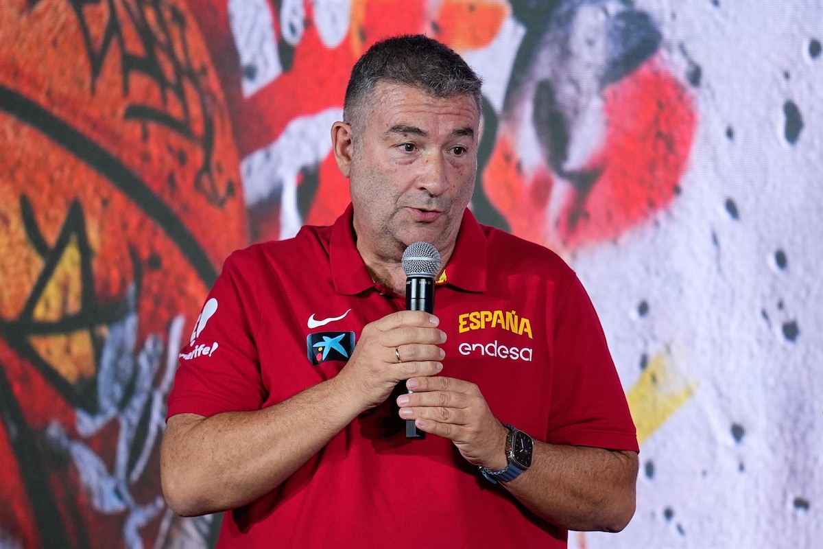 Miguel Méndez Spain Basketball coach giving instructions during the 2026 World Cup in Berlin