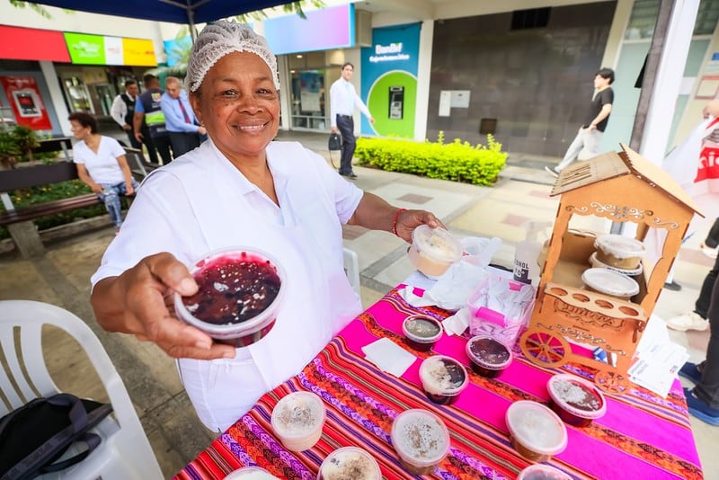 Beneficiaria del programa Pensión 65, exhibe sus jabones artesanales elaborados con insumos naturales, fortaleciendo su emprendimiento (MIDIS)