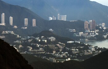 Residential buildings stand in the Shouson Hill, center, and Deep Water Bay, right, areas of Hong Kong, China, on Monday, Jan. 15, 2018. Photographer: Vivek Prakash/Bloomberg