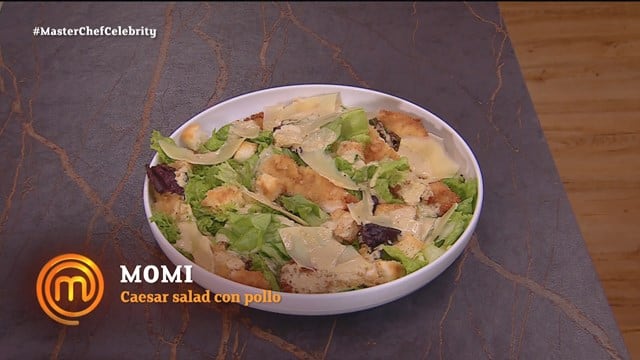 Momi Giardina sorprendió al jurado con una ensalada César elogiada por su textura y sabor, recibiendo la medalla plateada de la noche