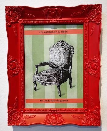 Marco de foto rojo ornamentado con una ilustración en blanco y negro de un sillón antiguo sobre fondo verde a rayas, y texto en español