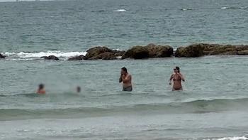 Francisco Rivera, pura complicidad con sus hijos Carmen y Curro durante sus vacaciones en la playa