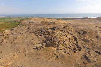 Está en el Sector J1, con vista al litoral y al valle del río Supe. Zona Arqueológica Caral