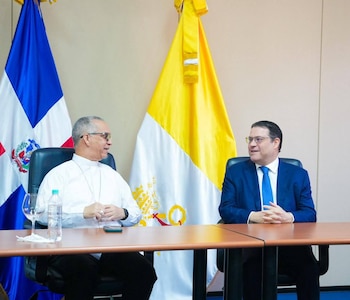 Representantes del Gobierno Dominicano presentan ante el Consejo del Episcopado la estrategia económica diseñada para mitigar los efectos de la crisis internacional en el país. (Cortesía).