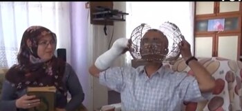 Su esposa e hija guardan