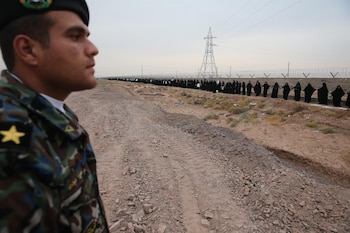 Manifestantes forman una cadena humana cerca de la planta de enriquecimiento de uranio de Fordow, Irán. (EP)